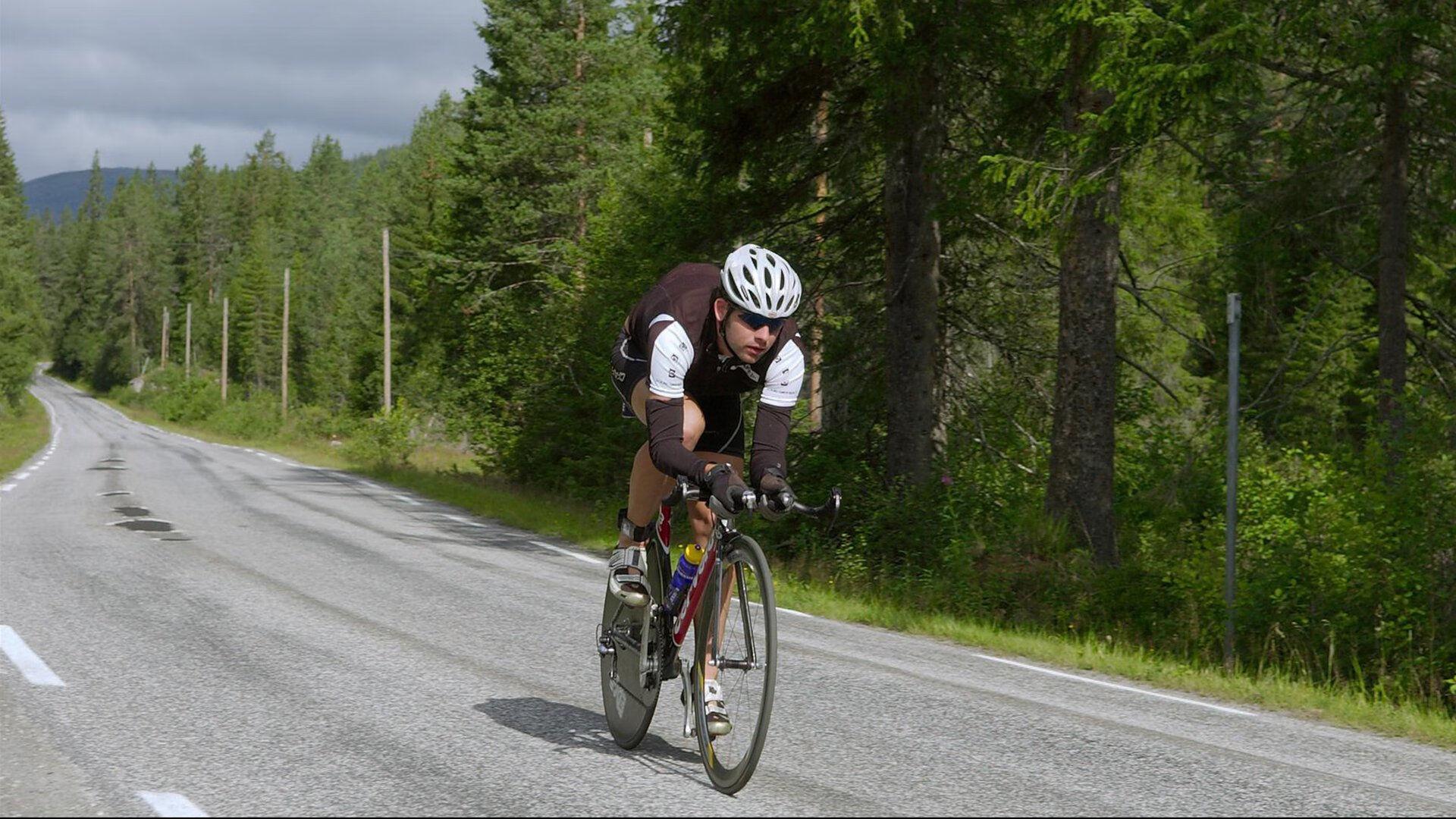 库里连续命中远投带动勇士打出高潮，库里超远投球