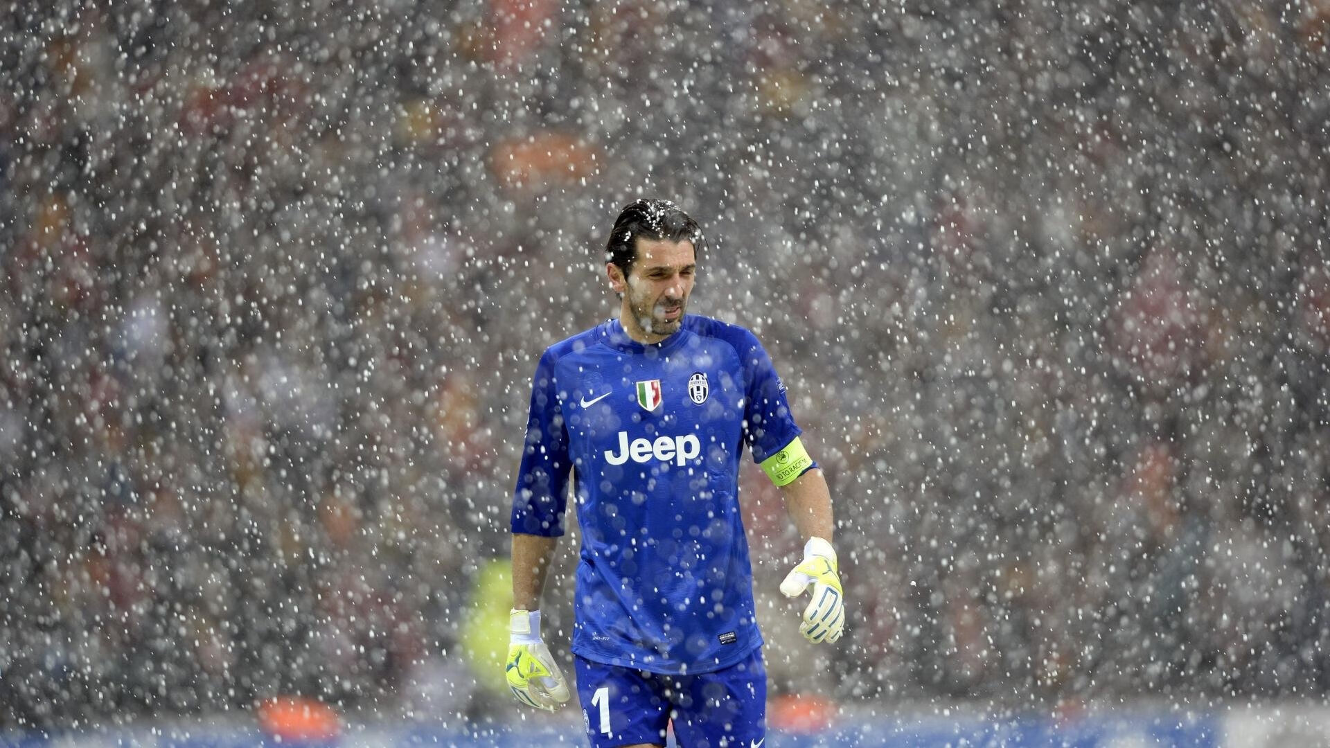 库里连续命中远投带动勇士打出高潮，库里超远投球